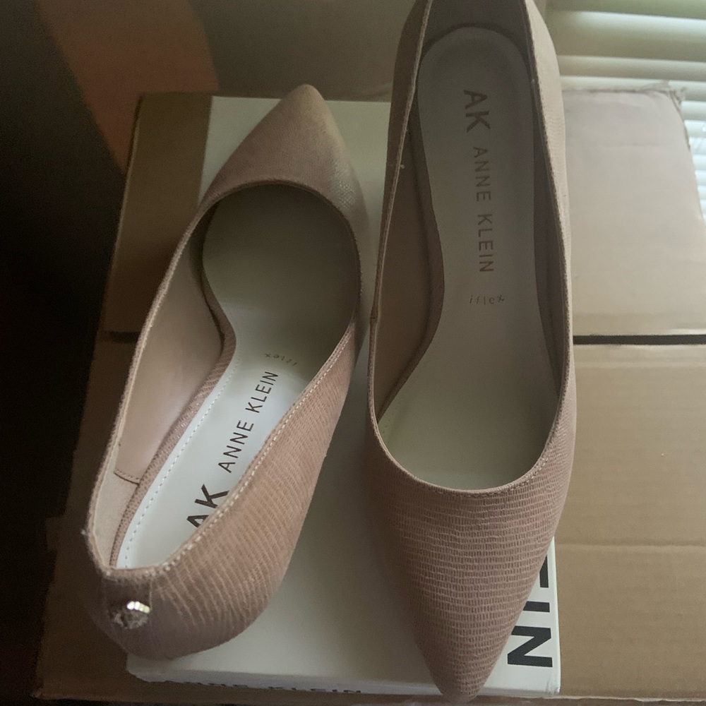 BRAND NEW ANNE KLEIN BEIGE/TAN HEELS - Picture 4 of 8
